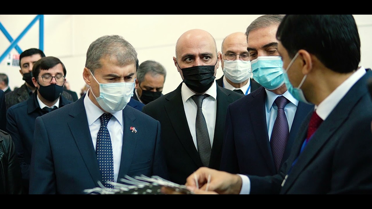 Təqdimat mərasimində rəsmi qonaqlar LED lampa lövhələrinə baxır