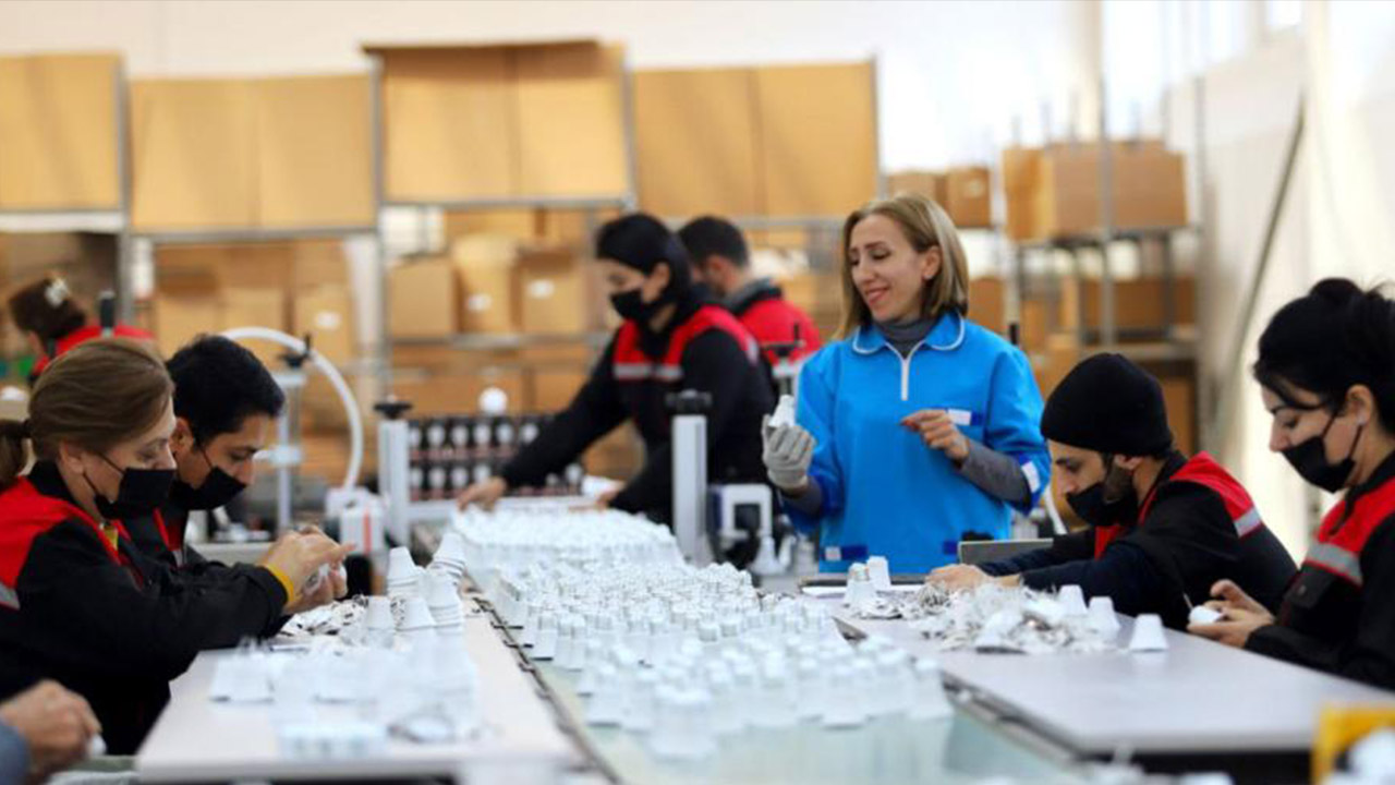 İstehsal xəttində işçilər LED lampaları yığır